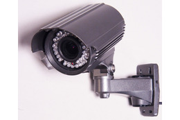 一般的なカメラの例。強固な金属製の筐体に収まっており、配線は支柱の中を通すタイプだ。
