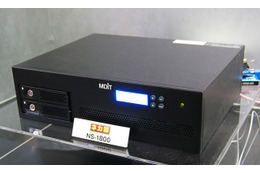 三菱電機のネットワークカメラ用記録装置「ネカ録」。写真は6TBモデル（32入力）だが、上位機種では36TBもの大容量HDDを搭載するモデル（64入力）もある。