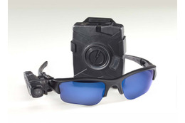 TASER社の「AXON Flex」は眼鏡着用タイプ。同社を含め複数のメーカーの製品が導入される（画像は同社Webより）。