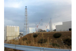 東京電力福島第一原子力発電所。免震重要棟裏より2、3号機原子炉建屋を臨む（1月10日）