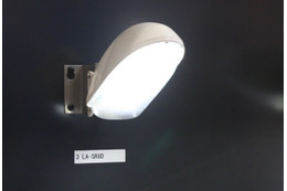 RBSSマークが付いたLED防犯灯「LA-SR8D」。細い路地など照射範囲が狭めの場所への設置に最適