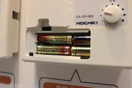 「CA-ER-009」「CA-ER-010」共に受信機は基本的にはAC電源で作動するが、停電などを想定して乾電池での稼働にも対応