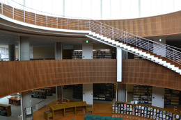 学生が利用する図書館。美しい建築です