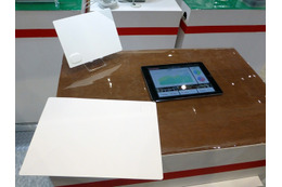 PaperBeaconは厚さ1.5mm程度で大きさは数cmから数mまで自由な形状が可能。電池で約1年間稼働し、電池交換も可能（撮影：防犯システム取材班）