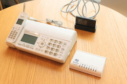 同システムで使われる主な機器の数々。電話機は、6月に発売された迷惑電話防止機能を搭載したパナソニックの「おたっくす」 KX-PD604シリーズだった（撮影：防犯システム取材班）
