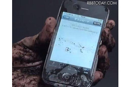 泥汚れの手でiPhoneを操作するイメージ