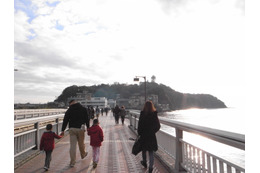 駅から橋を渡ると江ノ島です。ゆたかくんは遠くに見える展望台あたりにいるとのことですがいませんでした。