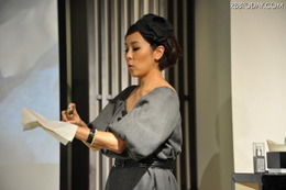 金子エミさんが化粧水とティッシュを使ったハンドパックを紹介