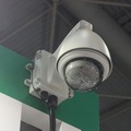 360度フルHDカメラ組み込んだ「一体型街頭防犯カメラシステム」のデモ機。1台で広範囲をカバーできるのが特徴