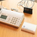 同システムで使われる主な機器の数々。電話機は、6月に発売された迷惑電話防止機能を搭載したパナソニックの「おたっくす」 KX-PD604シリーズだった（撮影：防犯システム取材班）