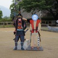 最後は熊本城で加藤清正公と宮本武蔵の顔出し看板での記念写真！さすがに彼女も顔出し看板は恥ずかしそうで、照れた表情だ。