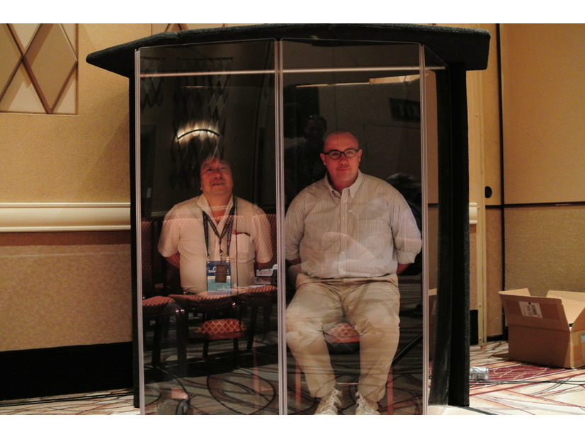 The two people in the soundproof booth made of glass used for SECTF were staff members of Asgent, Inc. who cooperated in the interview. Contestants make phone calls from the booth.