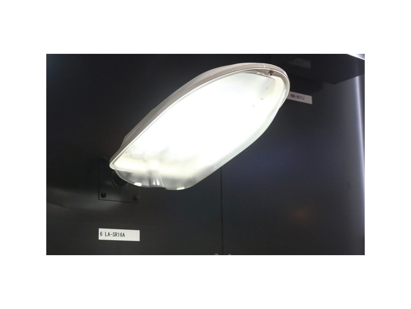 「LA-SR16A」は、定格光束が3,850lmとかなり明るく、100W水銀灯と同等の設置間隔でも防犯照明の推奨照度が得られる。光害対策ガイドライン適合品もラインナップする