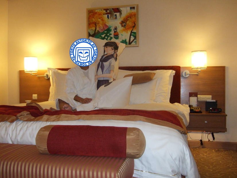 Cybersecurity Malaysiaに行ったとき、ホテルの自室、ベッドでの写真。何だか大富豪になったようなベッドだった。旅先には抱き枕。ホテルで一人寂しい思いをしなくて済むから、筆者お勧めだ。