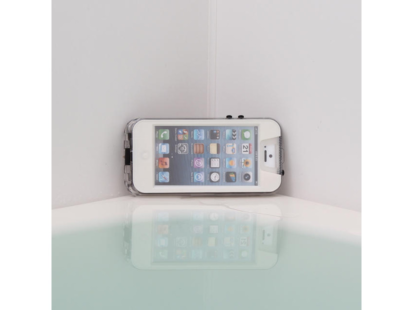 バスルームでの利用イメージ（iPhone 5は別売）