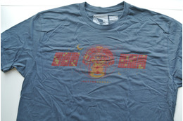 中華ハッカー「PutterPanda」のTシャツだよ。このTシャツを作ったのはCrowd Strike だよ。きれいなブルーで編集部のみんなにもにんきだよ