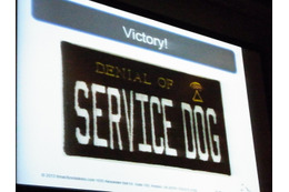 「DENIAL OF SERVICE DOG」の刺繍。東スポのような手法である。
