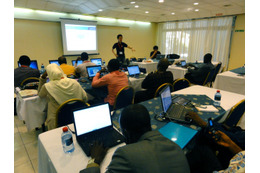 ネットワークフォレンジックのトレーニング、2012年ガンビアにて　（写真提供：JPCERT/CC）
