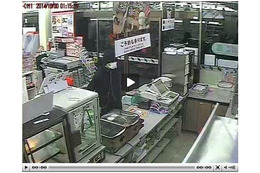 10月30日の強盗未遂事件の映像。女性店員を刃物で脅すが未遂に終わった。