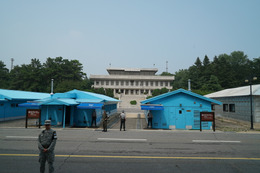 手前の退屈そうな国連軍兵士と対照的に、不動の姿勢で立哨する韓国軍兵士