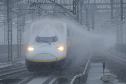 JR東日本では新幹線の雪害対策が完備されているが、在来線に関しては想定外の降雪によって運行停止や遅延があり得る（写真はイメージです）。