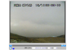 同じく22時ころの阿蘇山の火山カメラ画像。全体にノイズは出ているが明るさは十分確保できている。