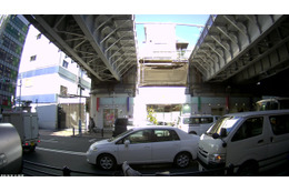 フルHD画質での撮影サンプル。反対車線側のナンバープレートや歩行者の表情まで読み取れる（画像は一部加工済み）