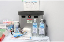 非常用の飲料水等を備え、簡易トイレとしても利用できるエレベーターチェア(東京コロニー 東京都葛飾福祉工場) 画像