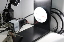 高速回転するCDを「グローバルシャッター」搭載カメラで撮影するデモ展示の様子