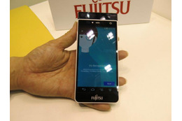 虹彩認証システムを搭載したスマートフォンを展示(富士通) 画像