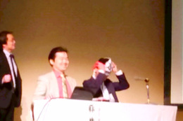 シンポジウムの壇上でシャア大佐のマスクを装着する筆者、日本が誇るレジェンドな来賓を前に一生分の勇気を使い果たす