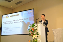 JPCERT CC 代表としてアジア地域のモデルケースを紹介する小宮山 氏