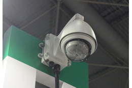 360度フルHDカメラ組み込んだ「一体型街頭防犯カメラシステム」のデモ機。1台で広範囲をカバーできるのが特徴
