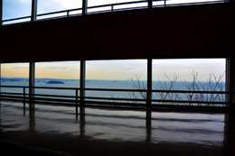 学生会館のような建物から眺める横須賀港と東京湾方面。日が暮れかかっていました