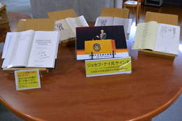 「ソフトパワー」で知られるジョゼフ・ナイ氏が来校した際のサイン本が図書館の中に展示されていました