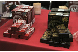 「チョコえいようかん」（右）と「えいようかん」（左）のパッケージ。チョコ味は1本55gで200cal、通常のあずきは味は60gで171kcalとなる（撮影：編集部）