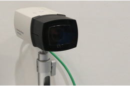 今回、デモ展示に使われていたのは、2メガの解像度を誇る同社のネットワークカメラ「DI-CB320」。展示では、一旦圧縮した映像を1メガ相当の解像度に復元するという展示を行っていた（撮影：編集部）