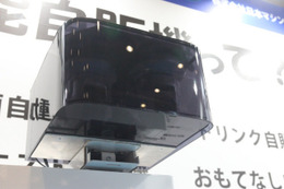 今回展示されていた「防犯自販機」には、2台のPTZカメラが内蔵されていた。自販機へのカメラの設置を日本マシンサービスがすべて行った上で、契約者の元にリースされる。設置費用は0円（撮影：編集部）