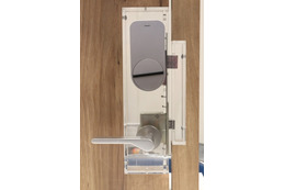 「Qrio Smart Lock」の取り付けイメージ。設置は既存のサムターンの上から被せるだけ（撮影：防犯システム取材班）
