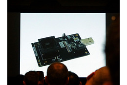 発表時のスライド。ハード、ソフト両方のリバースエンジニアリングを解説。