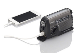 スマートフォンへの給電も可能な手回し充電付きポータブルラジオを発売(ソニー) 画像