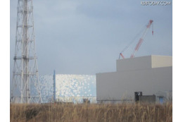 免震重要棟裏より2号機原子炉建屋を臨む（1月9日撮影）