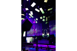 Optiv 社が開催したパーティーは、BlackHat と同じマンダレイベイ内にある LIGHT Night Club で開催された。クラブミュージックが鳴り響く中、派手なショーが行われた。もちろんお酒は飲み放題である。