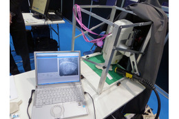 早稲田大学の捜査支援スペクトルイメージング装置の試作品。従来の方法では残留指掌紋が検出しにくい材質でも高精度での検出が可能（撮影：防犯システム取材班）