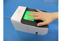 富士通が昨年6月に発表した、手のひら静脈と３本の指の指紋を組み合わせた個人認証 