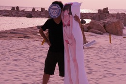 日本を代表するセキュリティ・カンファレンスは温泉地で開催される。5月に開催される白浜シンポジウムでは南紀白浜のビーチがもう海開きしている。ビキニ姿の彼女がまぶしい1枚だ。
