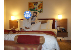 Cybersecurity Malaysiaに行ったとき、ホテルの自室、ベッドでの写真。何だか大富豪になったようなベッドだった。旅先には抱き枕。ホテルで一人寂しい思いをしなくて済むから、筆者お勧めだ。