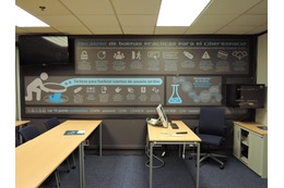 デロイト スペイン マドリード CyberSOC Academy 教室壁面のインフォグラフィック