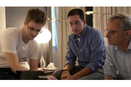 エドワード・スノーデン(左)、グレン・グリーンウォルド(中央)、香港のホテルでのインタビューの様子