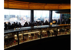 ZEROFOX社が開催したBOND at SKYFALLパーティーは眺めのいいホテルの最上階のバーで開催された